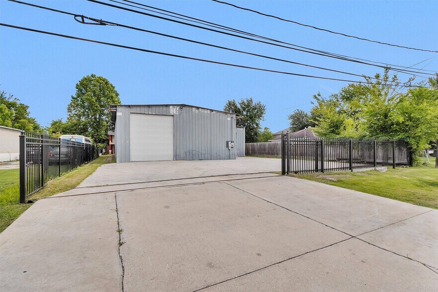 Primary Photo Of 207 Aldine Mail Rd, Houston Warehouse For Sale