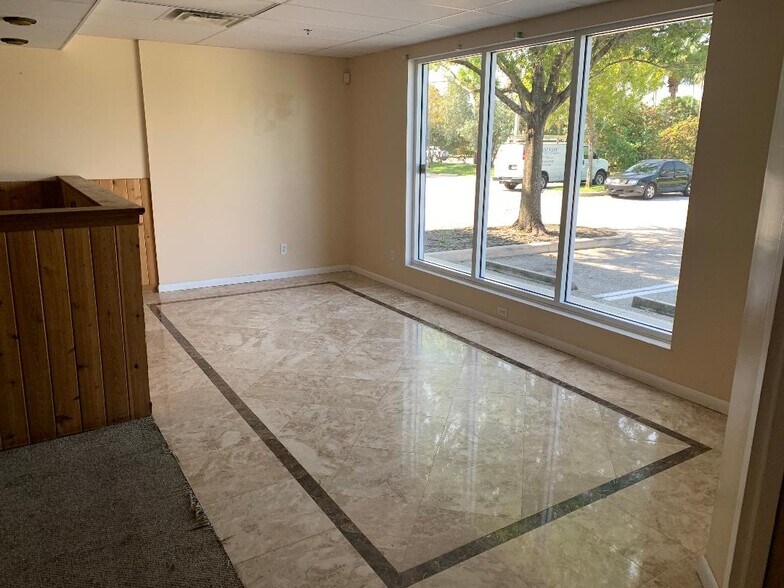 More Photos Of 4050 Westgate Ave, West Palm Beach Showroom For Lease