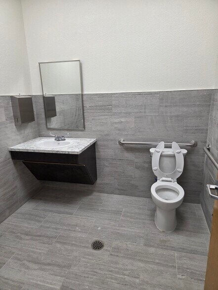 More Photos Of 3430 Alemeda St, Fort Worth Warehouse For Lease