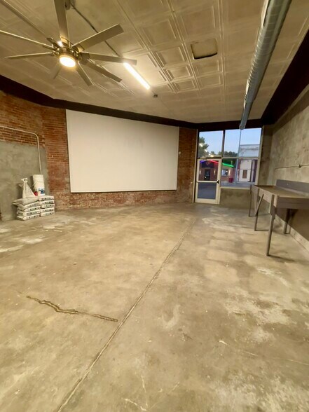 More Photos Of 132 W Broadway St, Lexington Freestanding For Sale