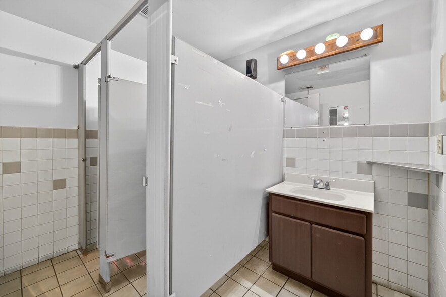 More Photos Of 4369 N Elston Ave, Chicago Specialty For Sale