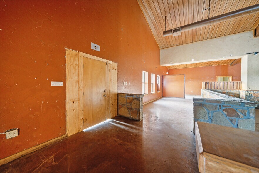 More Photos Of 410 S Interstate 35, Pearsall Storefront Retail Office For Lease