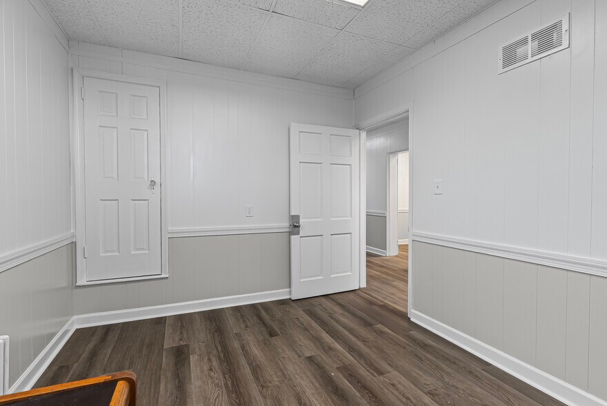 More Photos Of 525 7th St, Altavista Office For Sale