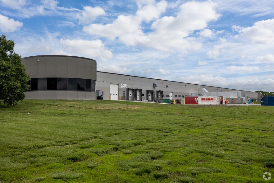 More Photos Of 3718 N Rock Rd, Wichita Manufacturing For Lease
