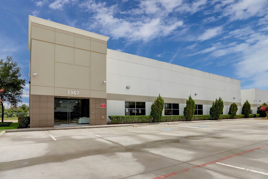 More Photos Of 3367 N Sam Houston Pky W, Houston Warehouse For Lease