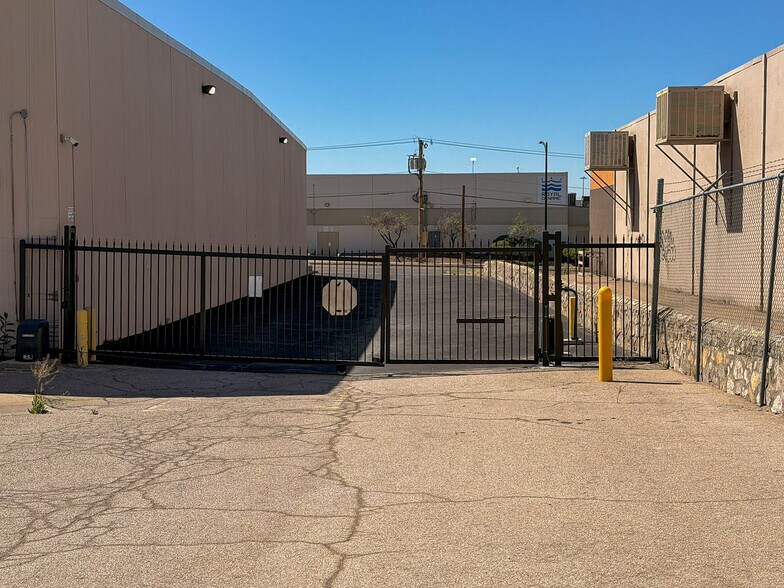 More Photos Of 10841 Pellicano Dr, El Paso Distribution For Lease