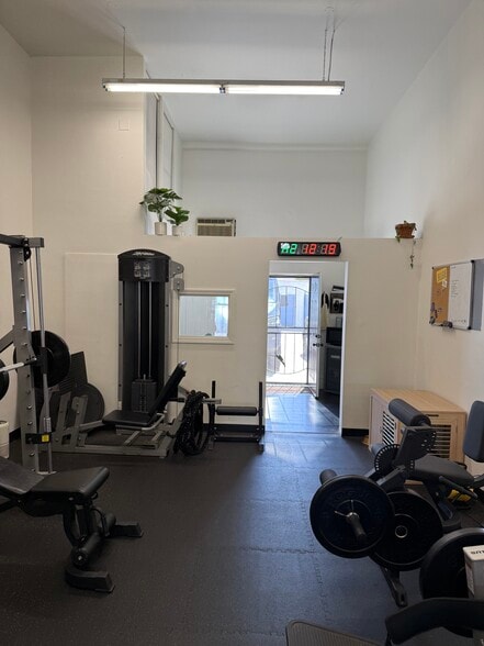 More Photos Of 10590 1/2 W Pico Blvd, Los Angeles Storefront For Lease