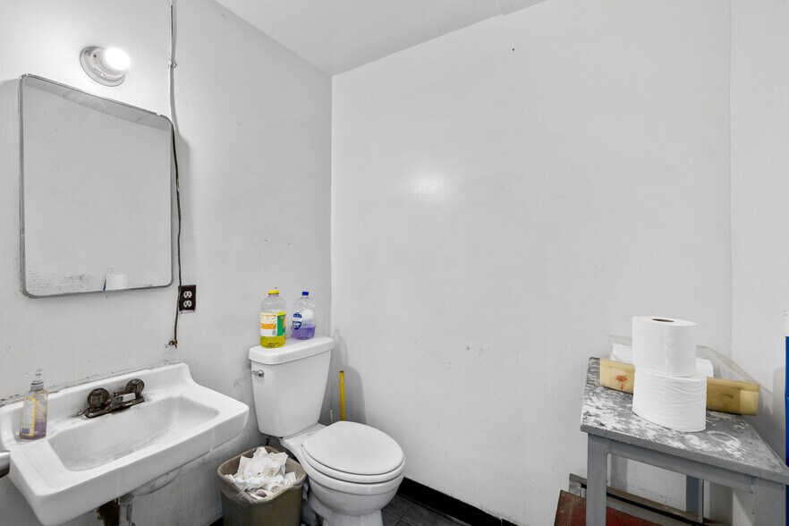 More Photos Of 1428 W South Central Park Ave, Anaheim Warehouse For Lease