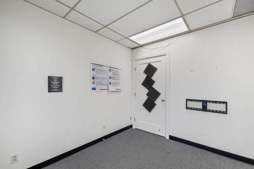 More Photos Of 14546 Hamlin St, Van Nuys Office For Lease