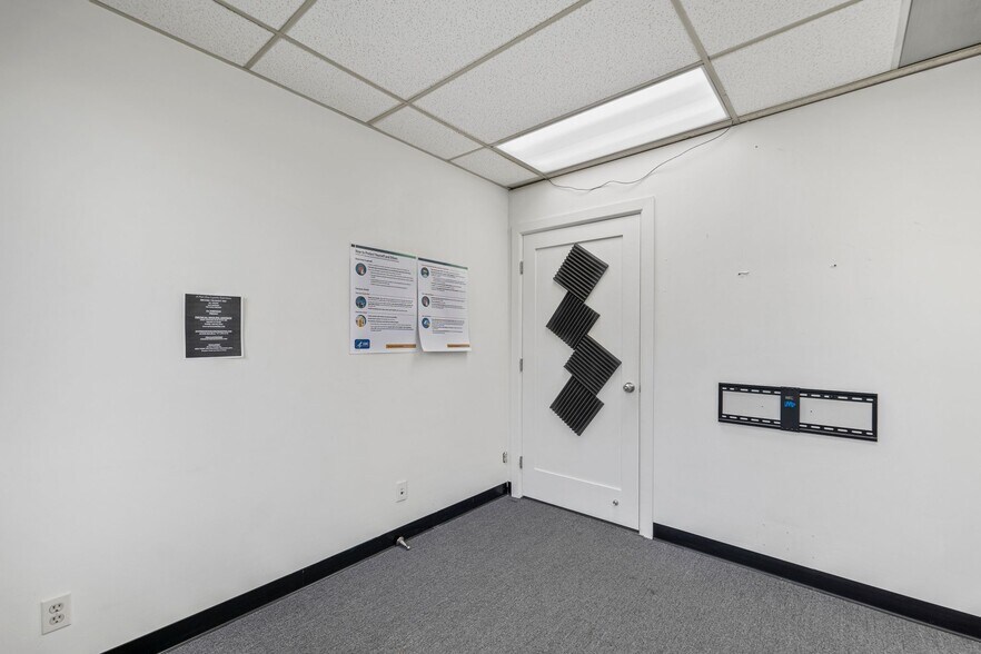 More Photos Of 14546 Hamlin St, Van Nuys Office For Sale