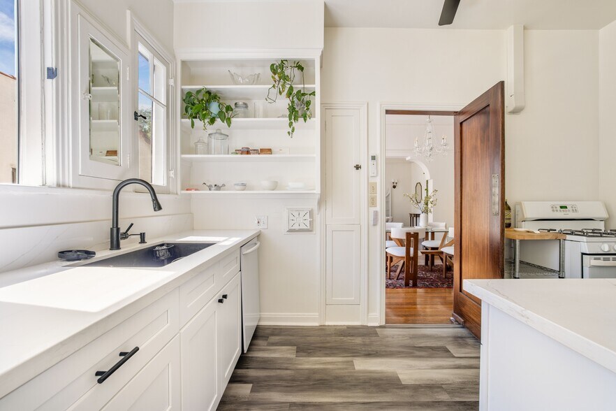 More Photos Of 326 N Sycamore Ave, Los Angeles Apartments For Sale