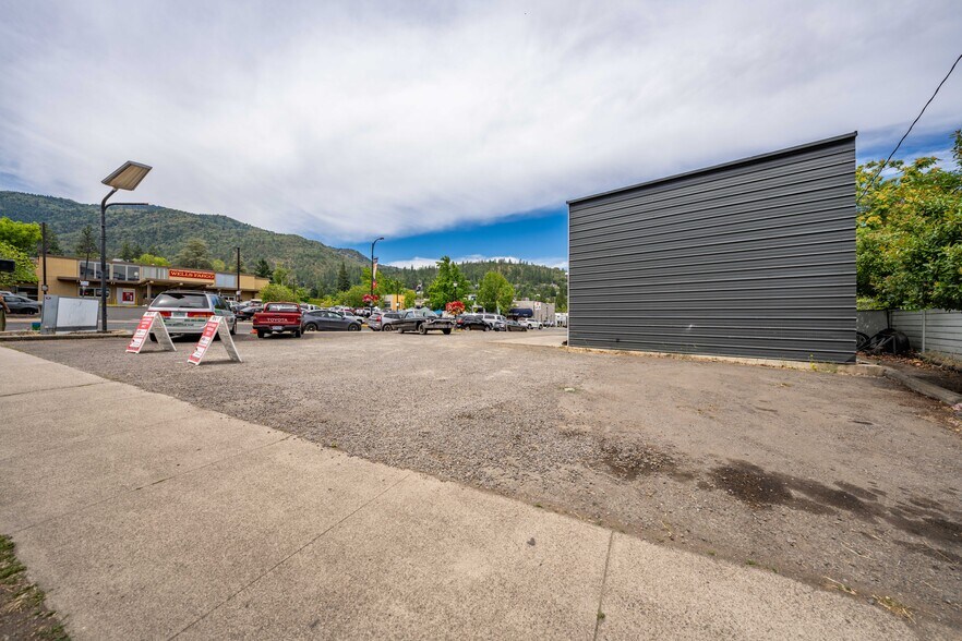 More Photos Of 75 Lithia Way, Ashland Service Station For Sale