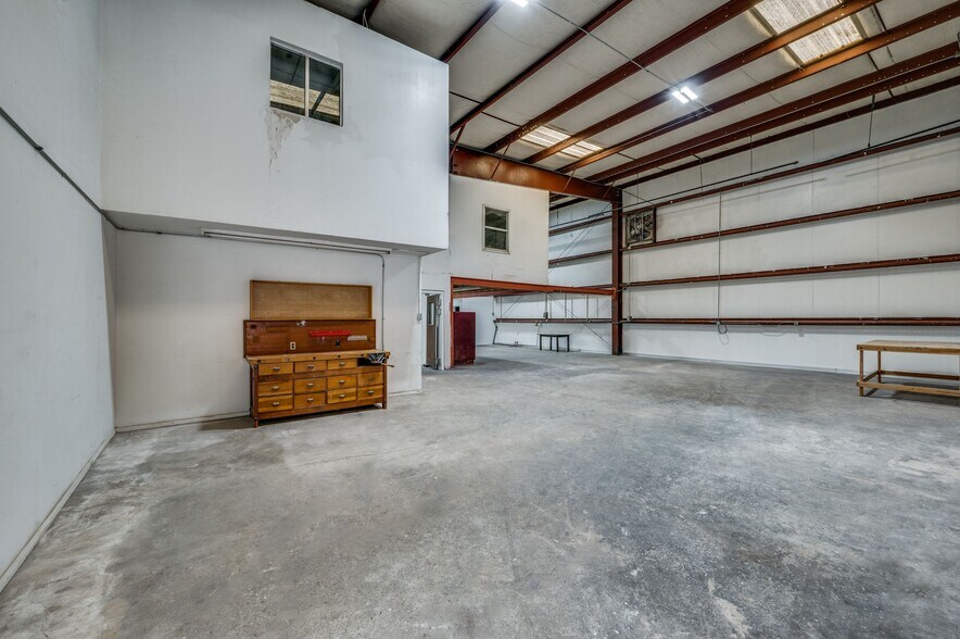 More Photos Of 1919 Rhome St, Dallas Distribution For Lease