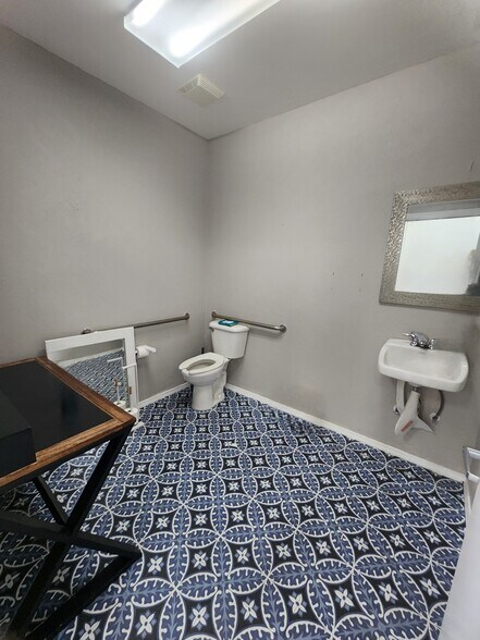 More Photos Of 44 NE 51st St, Oklahoma City Light Distribution For Lease