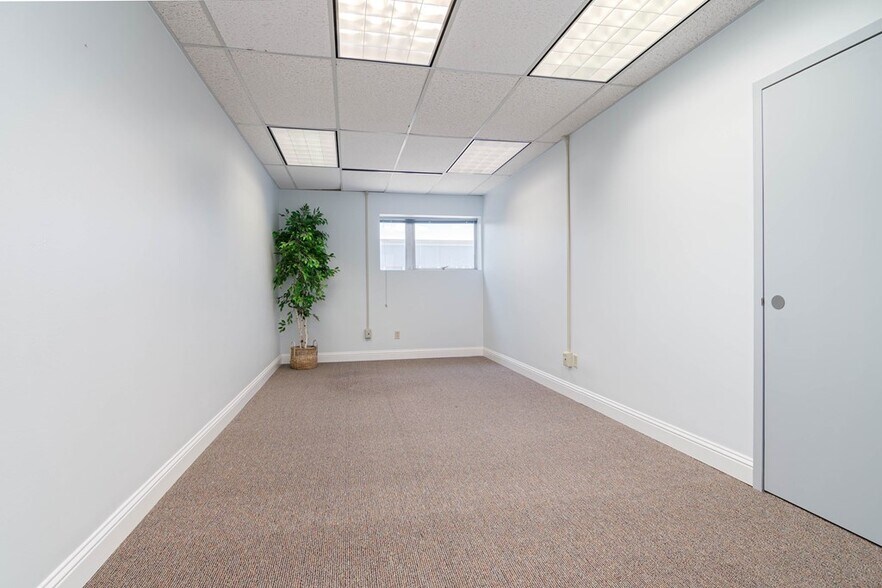 More Photos Of 200 W Illinois Ave, Midland Office For Sale