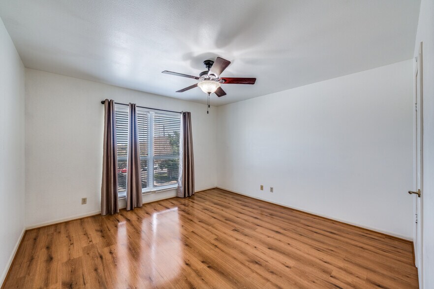More Photos Of 7870 Broadway, San Antonio Medical For Sale