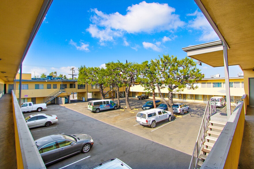 More Photos Of 13615 Victory Blvd, Van Nuys Office For Lease