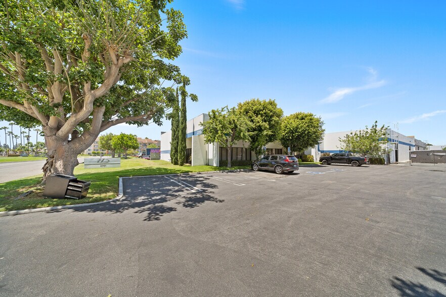More Photos Of 3701 W Carriage Dr, Santa Ana Warehouse For Lease