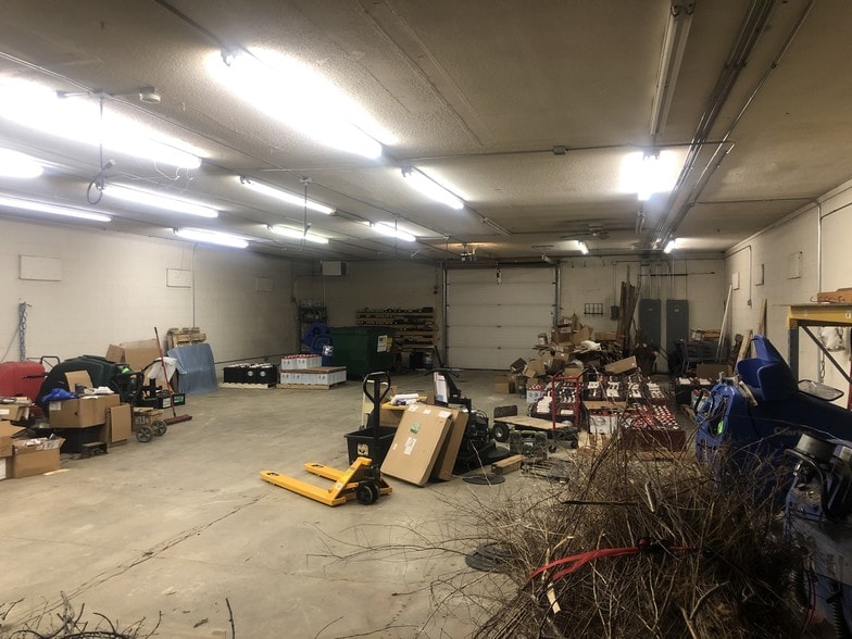 More Photos Of 1525 E Army Post Rd, Des Moines Auto Repair For Lease