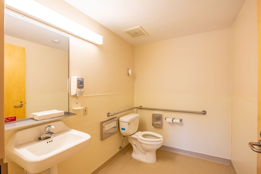 More Photos Of 811 Georgiana St, Port Angeles Medical For Sale