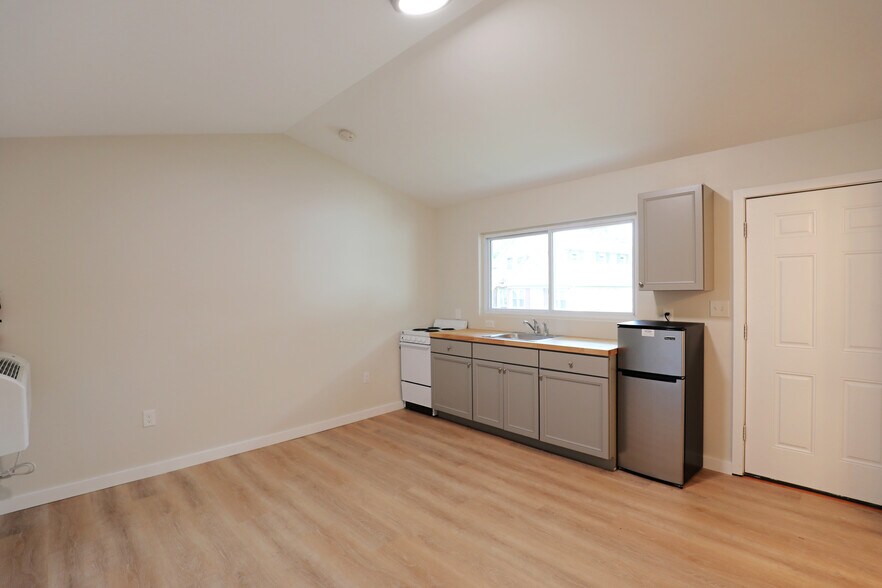 More Photos Of 669 Broadway, Ulster Park Hotel For Sale