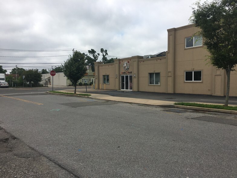 More Photos Of 620 W Montauk Hwy, Lindenhurst Freestanding For Sale