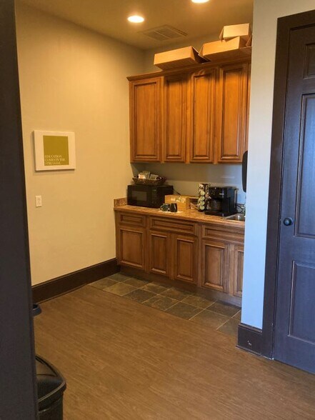 More Photos Of 1531 E Bradford Pky, Springfield Medical For Lease