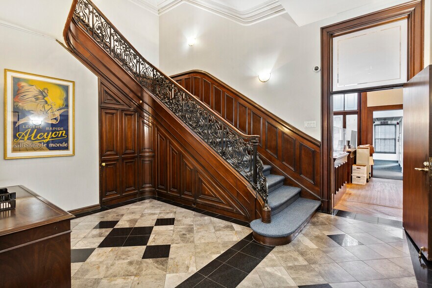 More Photos Of 2112 Walnut St, Philadelphia Office Residential For Sale