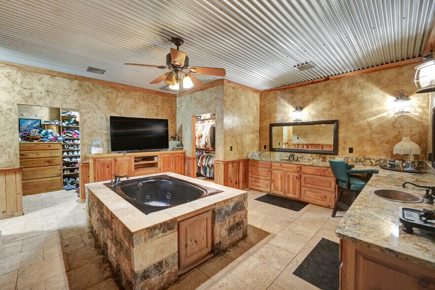 More Photos Of 2828 Interstate 20, Midland Flex For Sale