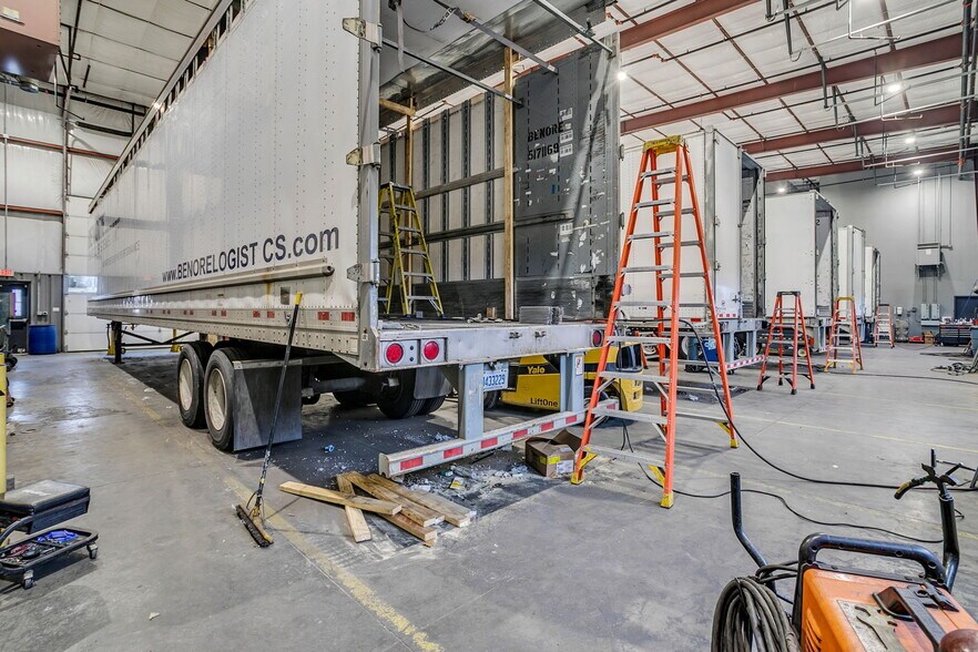 More Photos Of 438 Mayfield Rd, Duncan Flex For Sale