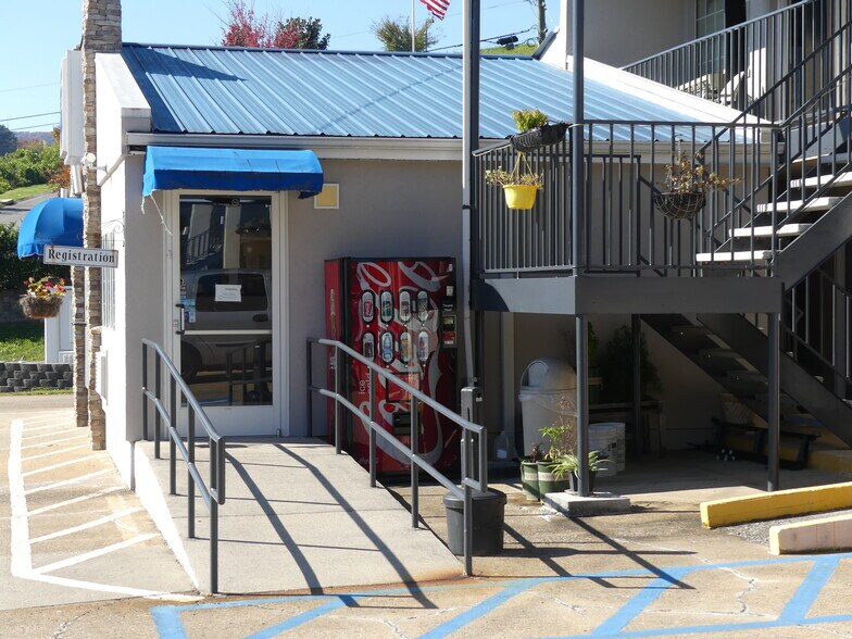 More Photos Of 3655 Cummings Hwy, Chattanooga Hotel For Sale