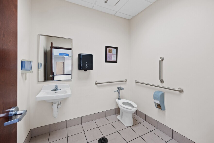 More Photos Of 1495 E 10th St, Jeffersonville Drugstore For Sale