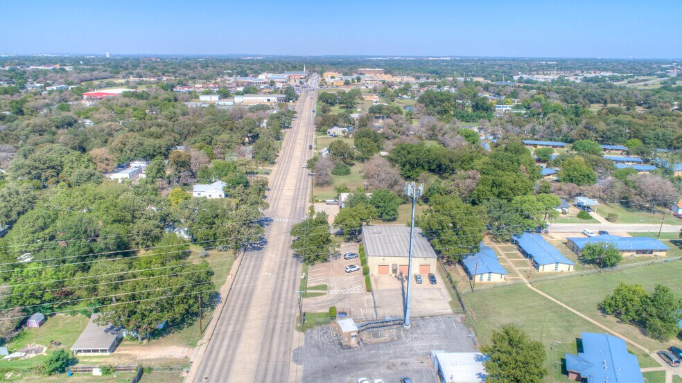 More Photos Of 2620 Carson St, Haltom City Light Distribution For Lease