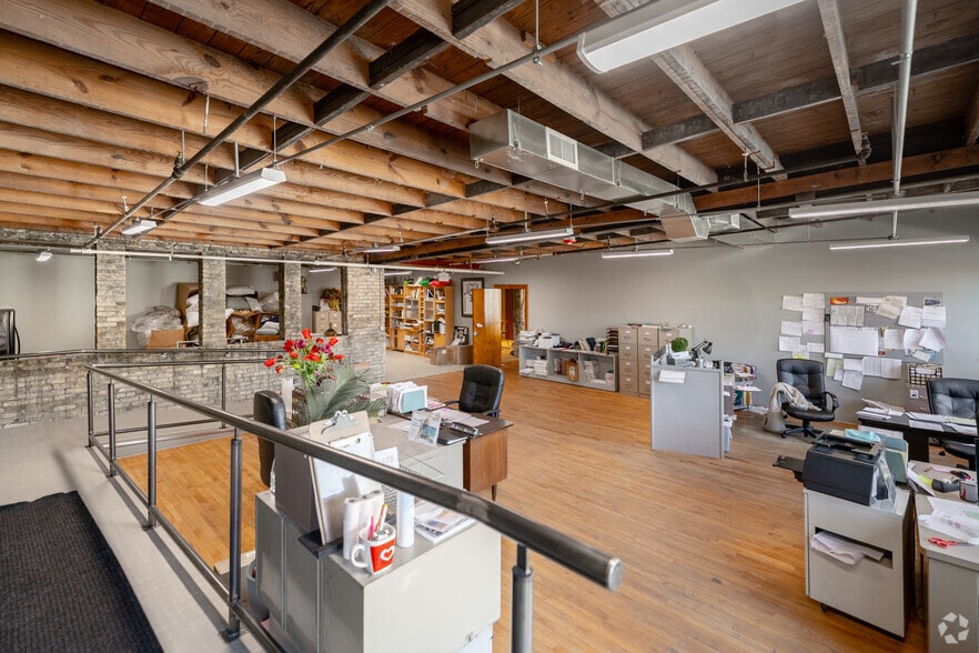 More Photos Of 1741 W Saint Paul Ave, Milwaukee Flex For Sale