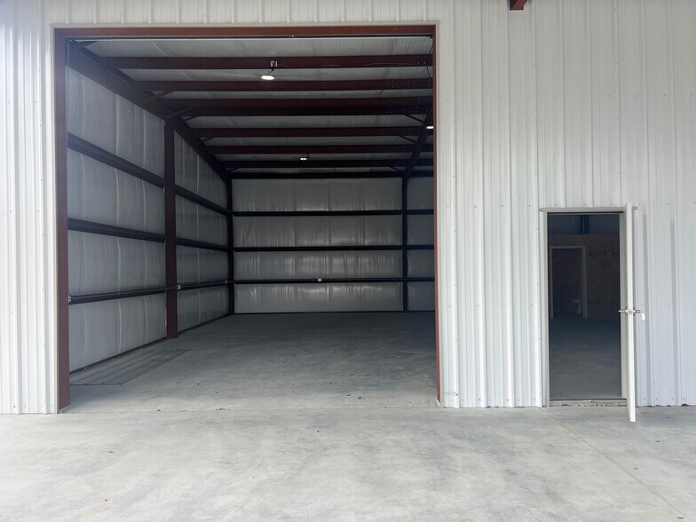 More Photos Of 201 N Palm St, Jesup Warehouse For Lease