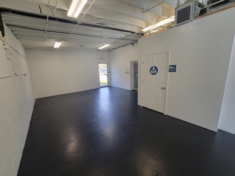 More Photos Of 2893 Edison Ave, Jacksonville Storefront Retail Office For Lease