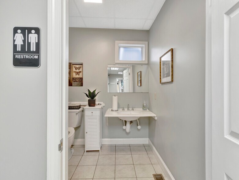 More Photos Of 1-5 N Main St, Mansfield Storefront Retail Residential For Lease