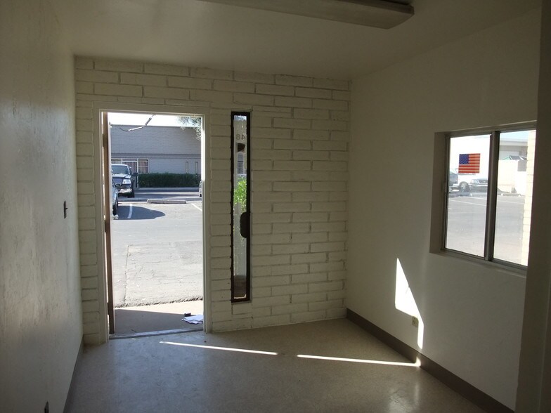 More Photos Of 3134 W Lewis Ave, Phoenix Warehouse For Lease