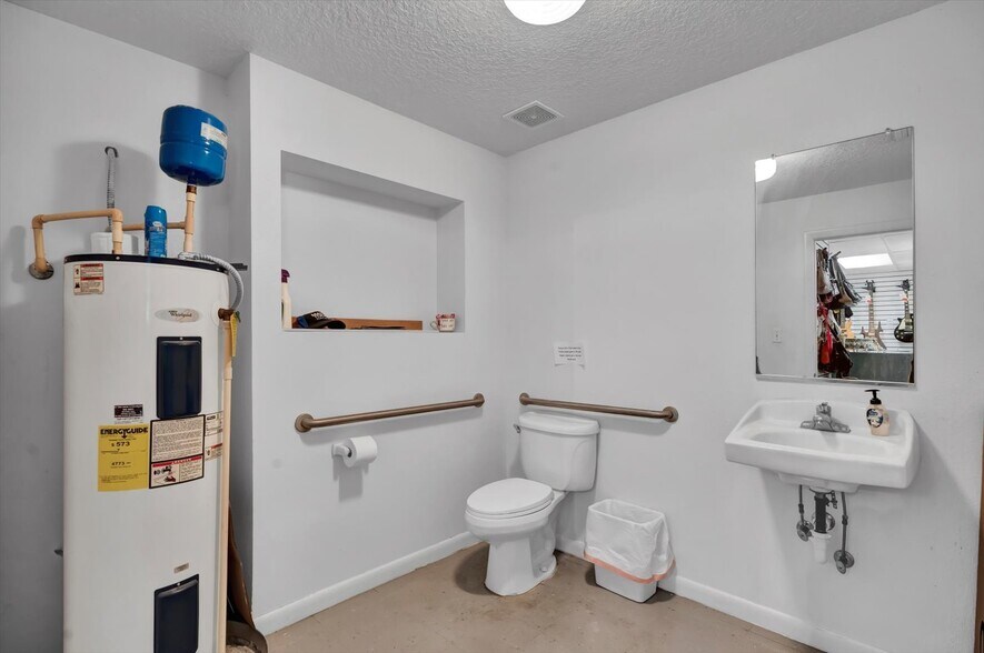 More Photos Of 3300 E Moody Blvd, Bunnell Light Manufacturing For Sale