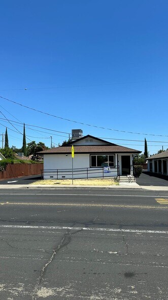 Primary Photo Of 425 E Center St, Manteca Office Residential For Lease