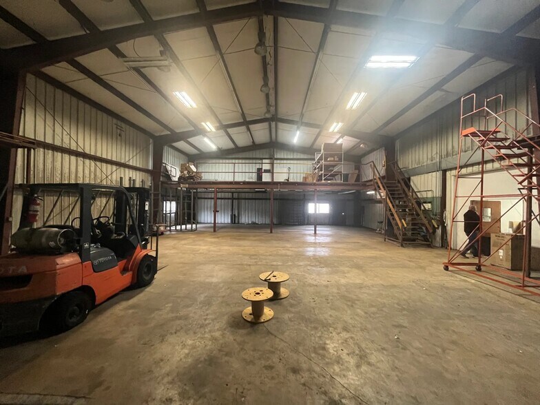 More Photos Of 1734 5th St, Bradenton Warehouse For Lease