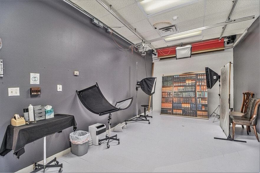 More Photos Of 33431 Grand River Ave, Farmington General Retail For Sale