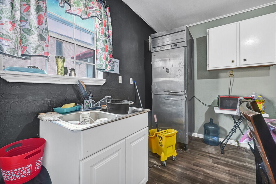 More Photos Of 1710 Cypress Creek Pkwy, Houston Office For Sale