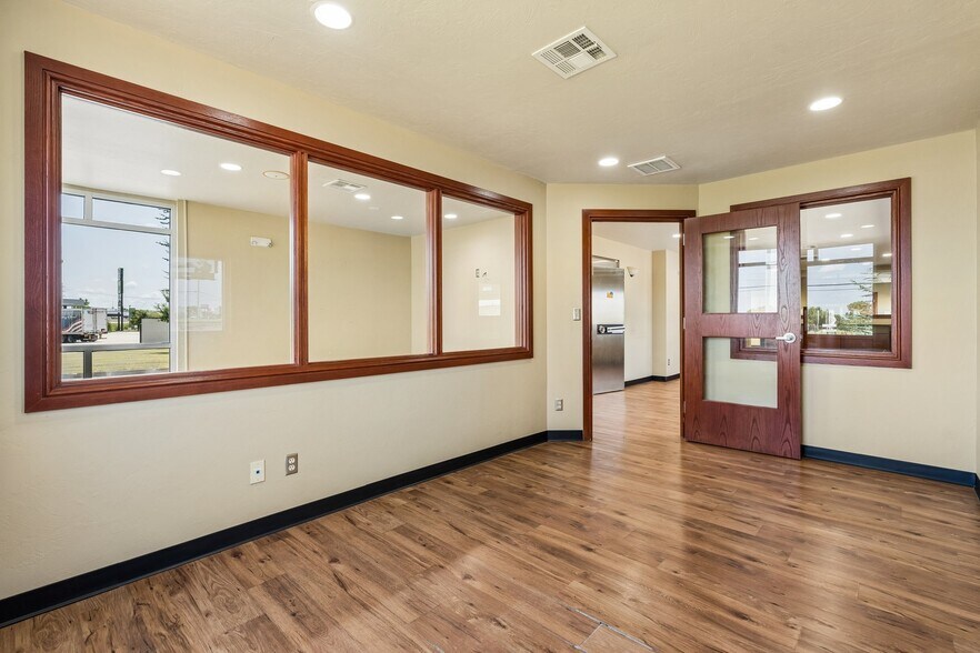 More Photos Of 700 E Memorial Rd, Oklahoma City Bank For Lease