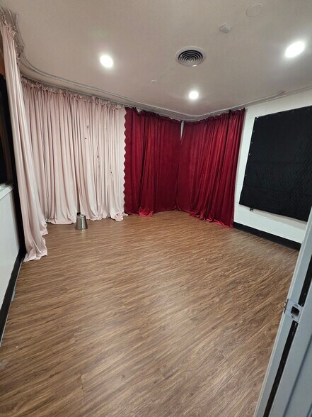 More Photos Of 2201 N Hollywood Way, Burbank Showroom For Lease