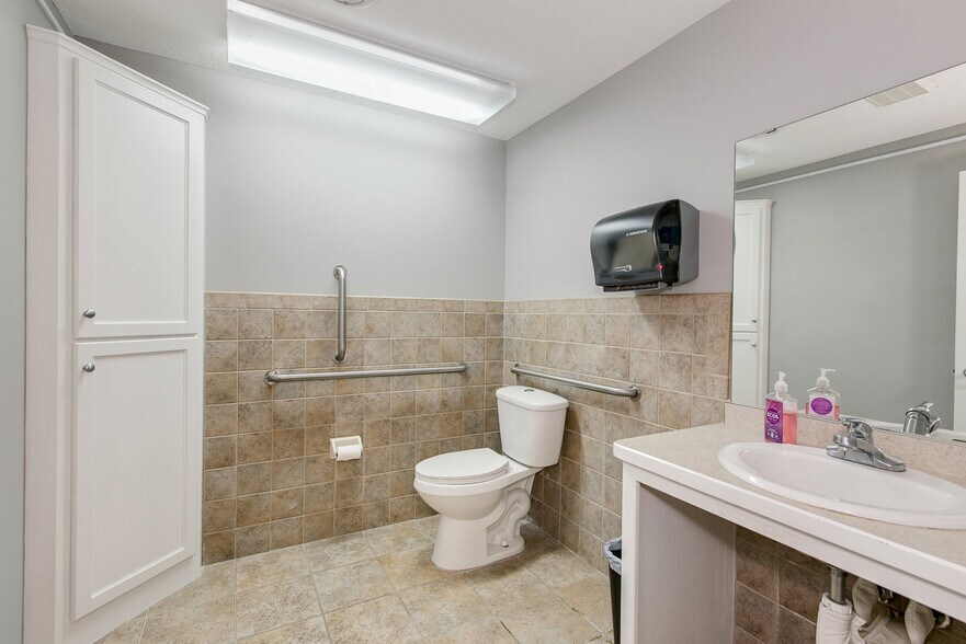 More Photos Of 5810 Blackshire Path, Inver Grove Heights Office Residential For Lease