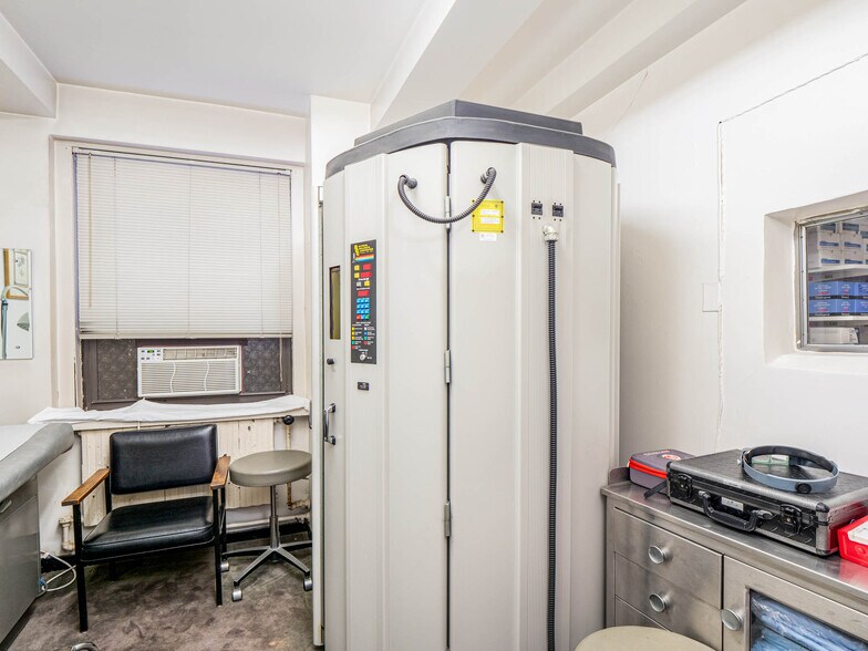 More Photos Of 115 E 61st St, New York Medical For Sale