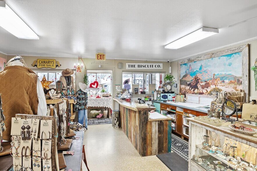 More Photos Of 905 E Main St, Fredericksburg General Retail For Sale