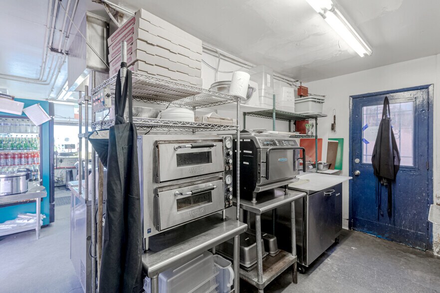 More Photos Of 2011 Ocean Front Walk, Venice Restaurant For Sale