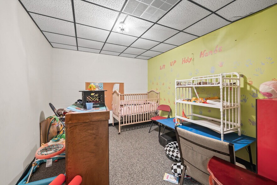 More Photos Of 832 Allardt Hwy, Jamestown Showroom For Sale